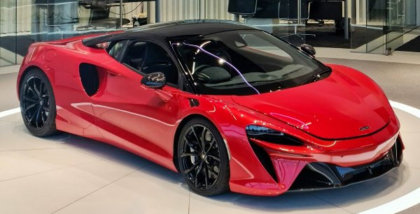 McLaren ни представи своя първи V6 двигател в Artura. Моделът загубии два цилиндъра, но получи хибриден компонент.
С общо 690 к.с., Artura все още притежава цялата производителност и вълнение, които сме свикнали да очакваме от автомобилите на McLaren.
